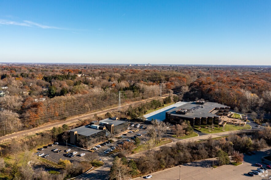 300 E long lake Rd, Bloomfield Hills, MI à louer - Aérien – Image 3 sur 19