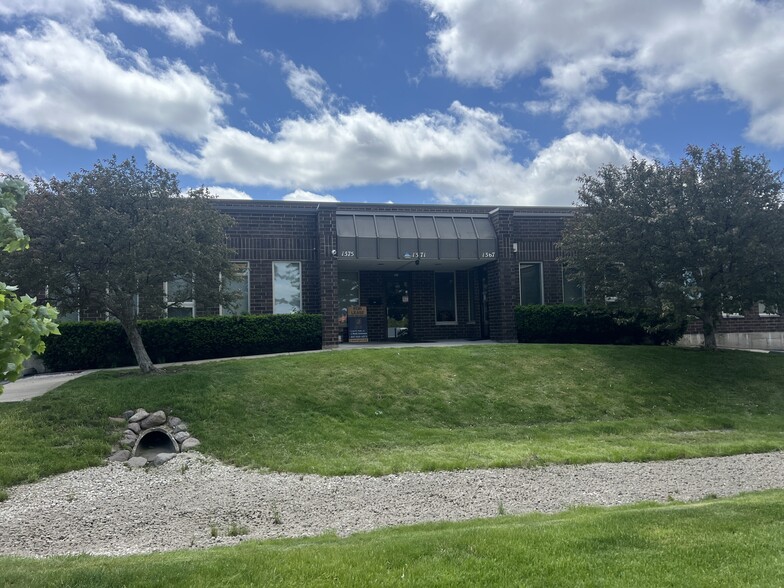1371-1375 Wilhelm Rd, Mundelein, IL à louer - Photo de l’immeuble – Image 1 sur 40