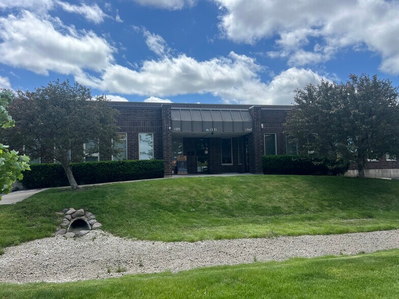 1371-1375 Wilhelm Rd, Mundelein, IL à louer - Photo de l’immeuble – Image 2 sur 21