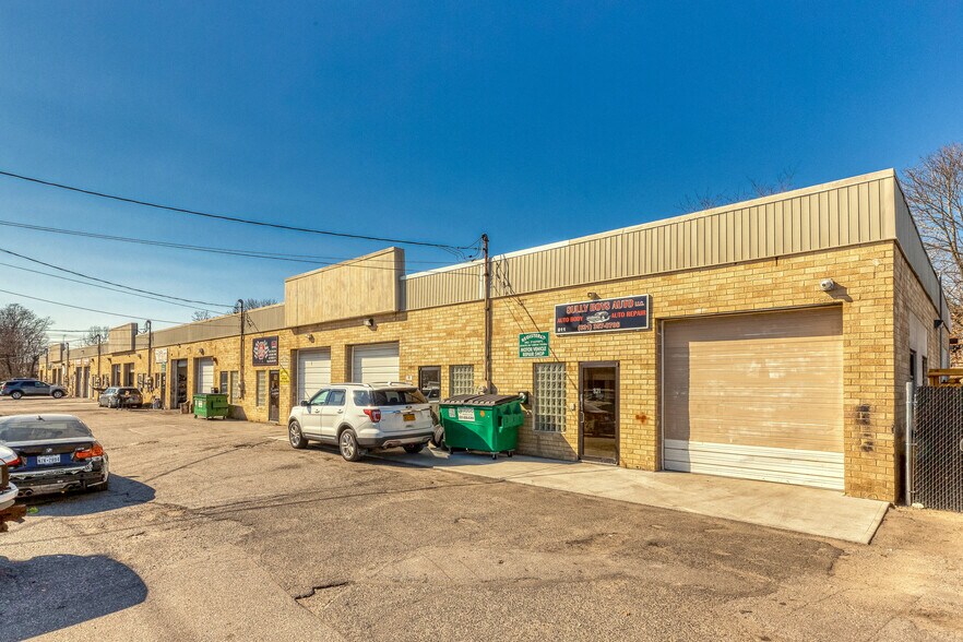 801-823 S 1st St, Ronkonkoma, NY à louer - Photo de l’immeuble – Image 3 sur 16
