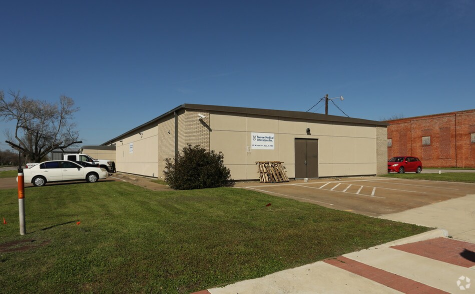 801 N Bryan Ave, Bryan, TX à louer - Photo de l’immeuble – Image 3 sur 11