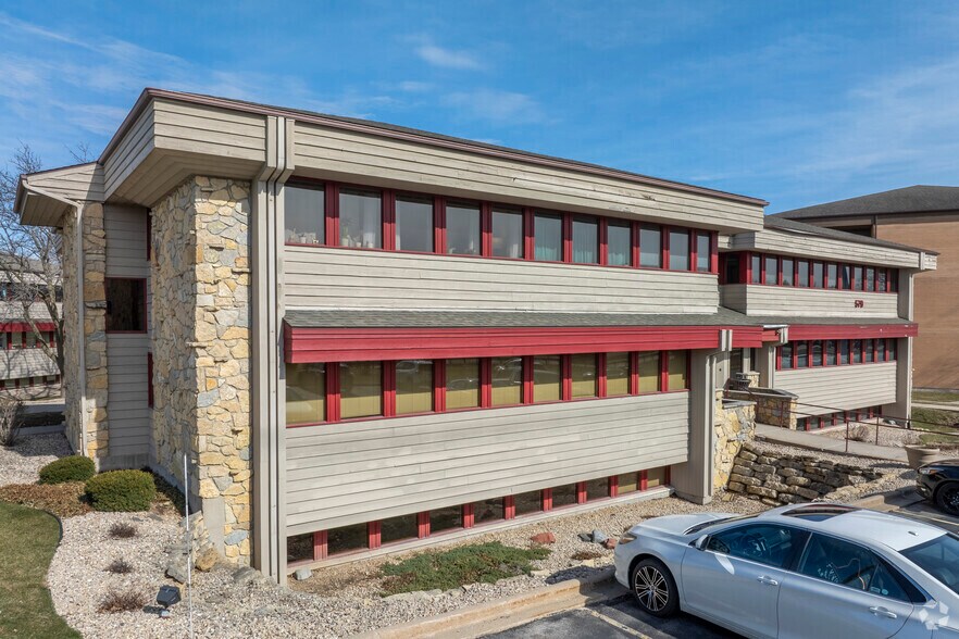 579 D'Onofrio Dr, Madison, WI à vendre - Photo de l’immeuble – Image 2 sur 8