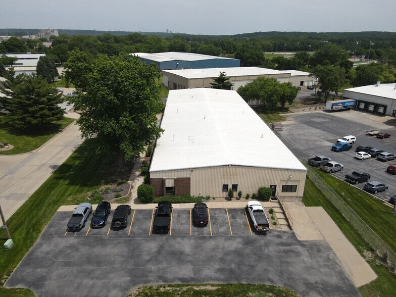 1832 Industrial Cir, West Des Moines, IA à louer - Photo de l’immeuble – Image 3 sur 9
