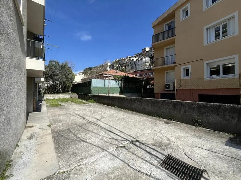 Industriel/Logistique dans Contes à vendre - Photo de l’immeuble – Image 2 sur 3