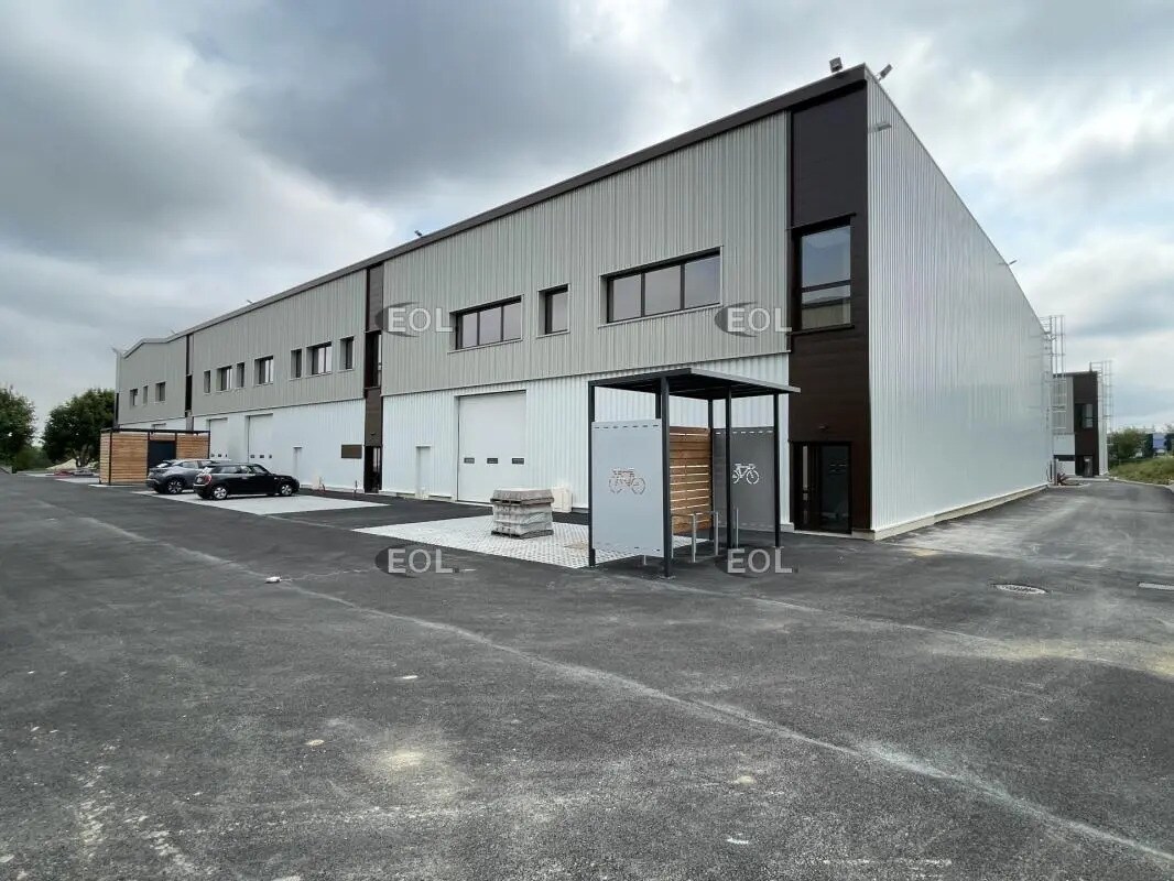 Local d’activités dans Osny à louer Photo de l’immeuble– Image 1 sur 22