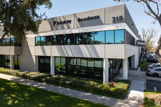 365 Cloverleaf Dr, Baldwin Park, CA à louer Photo de l’immeuble– Image 1 sur 3