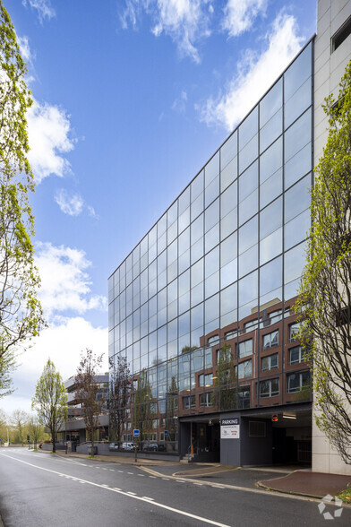 Bureau dans Suresnes à louer - Photo de l’immeuble – Image 2 sur 3