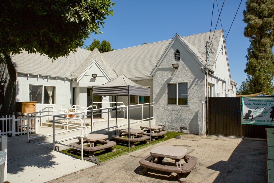 12131 Burbank Blvd, Valley Village, CA à louer - Photo principale – Image 1 sur 22