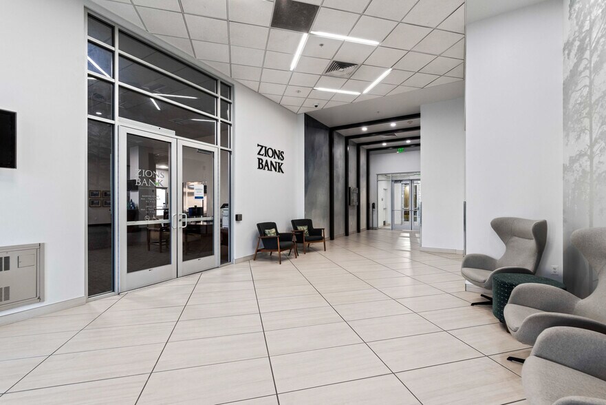 180 N University Ave, Provo, UT à louer - Hall d’entrée – Image 3 sur 7