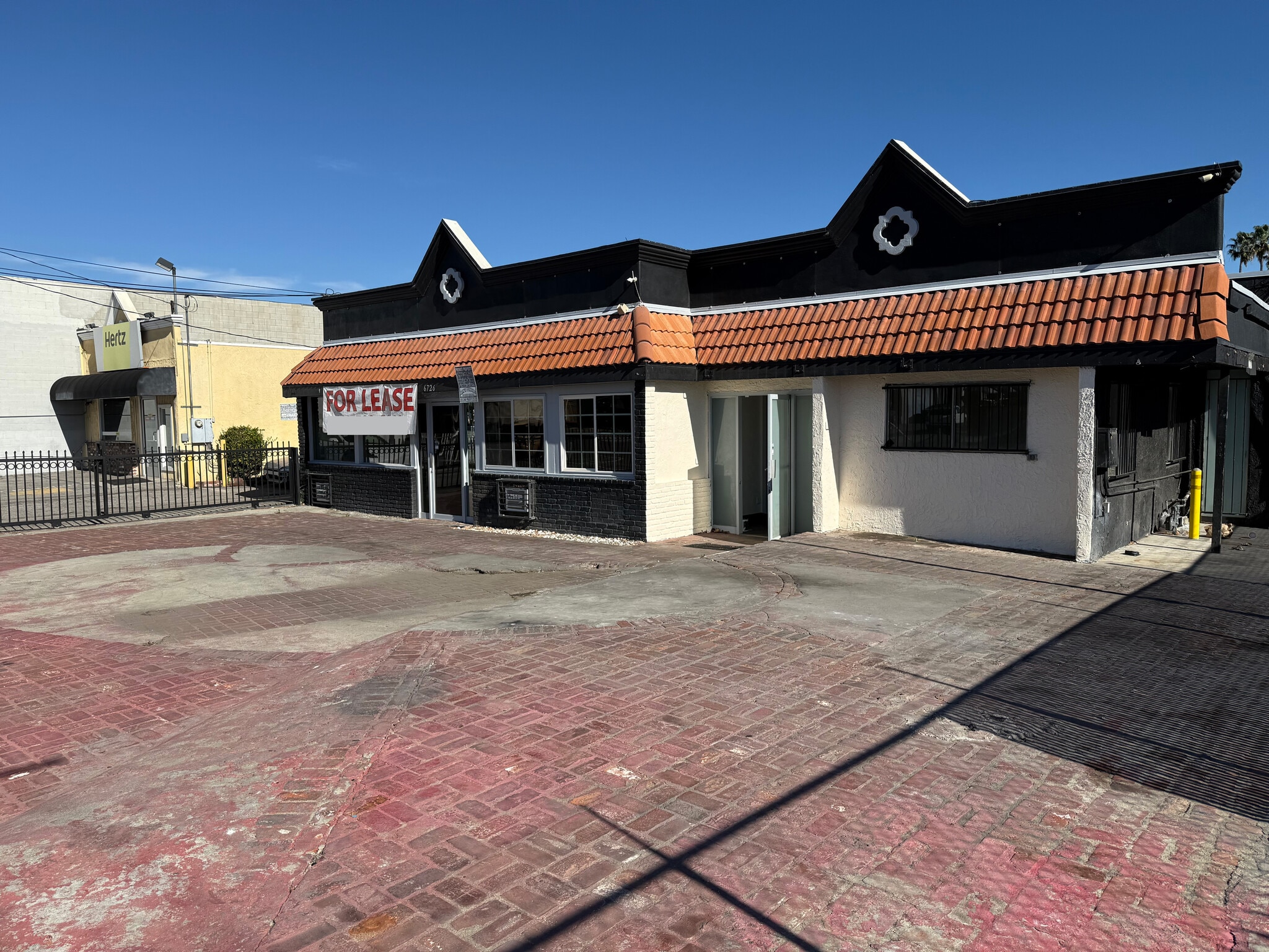 6726 Reseda Blvd, Reseda, CA à louer Photo de l’immeuble– Image 1 sur 8