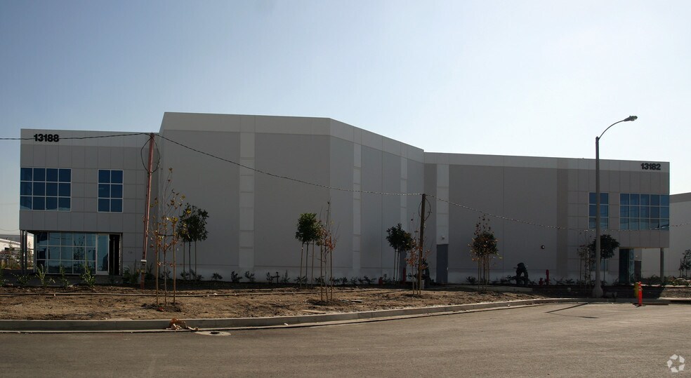 13188 Flores St, Santa Fe Springs, CA à louer - Photo de l’immeuble – Image 2 sur 13