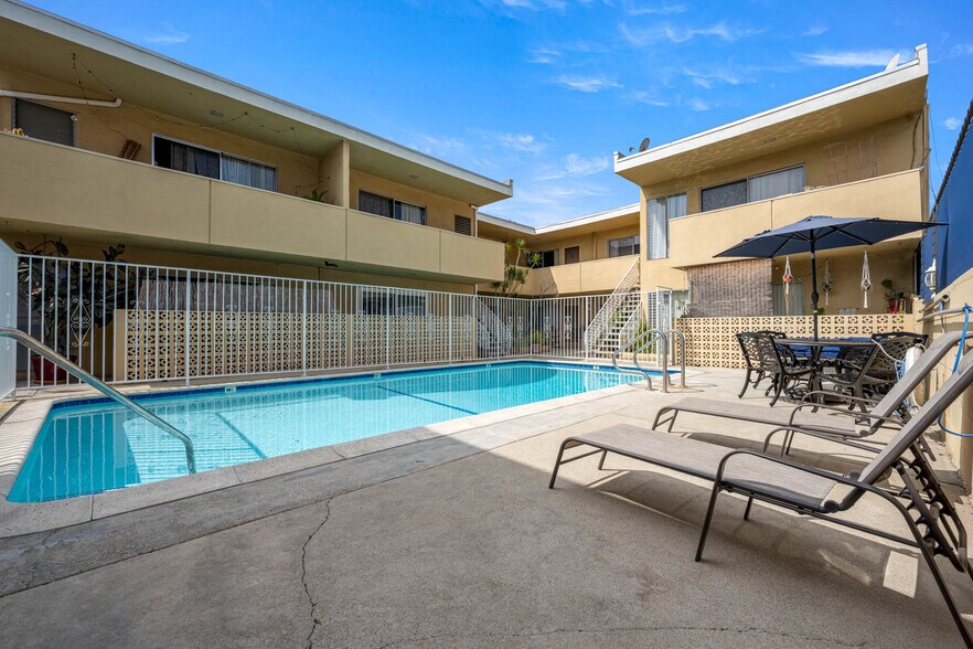 2050 Rodney Dr, Los Angeles, CA à vendre - Photo de l’immeuble – Image 2 sur 11