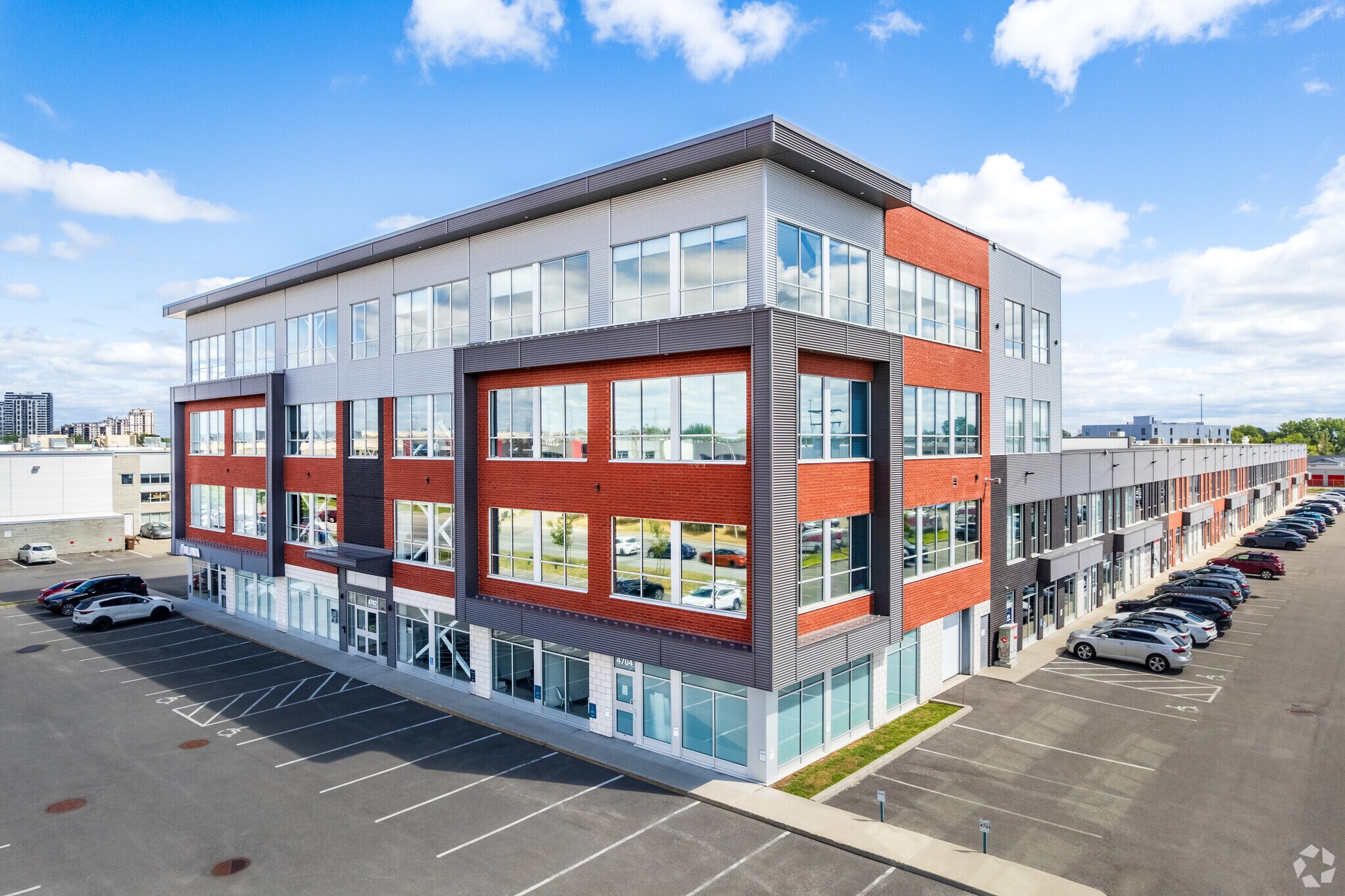 4702 Rue Louis-B.-Mayer, Laval, QC à louer Photo de l’immeuble– Image 1 sur 10
