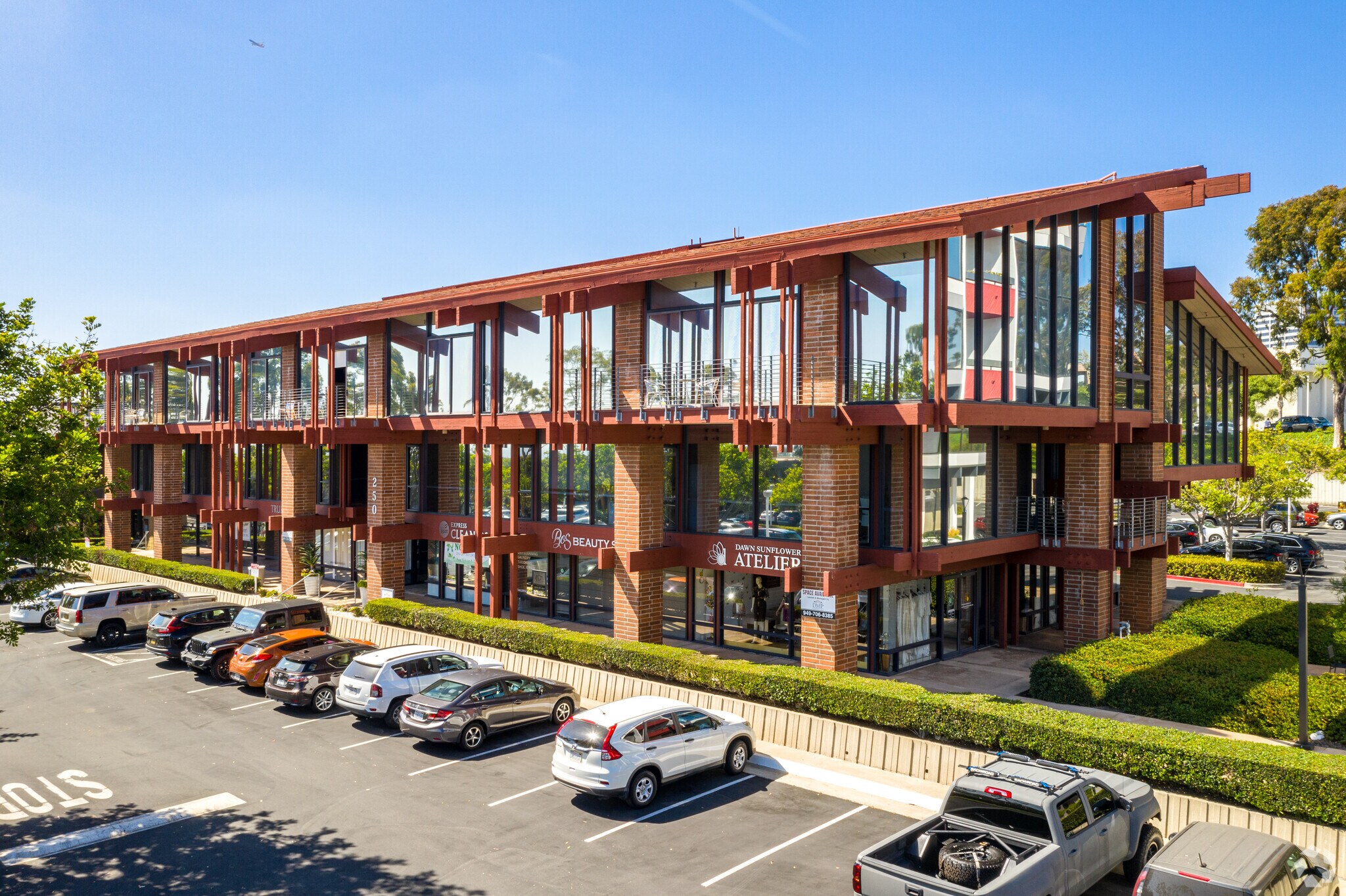 250 Newport Center Dr, Newport Beach, CA à louer Photo principale– Image 1 sur 14