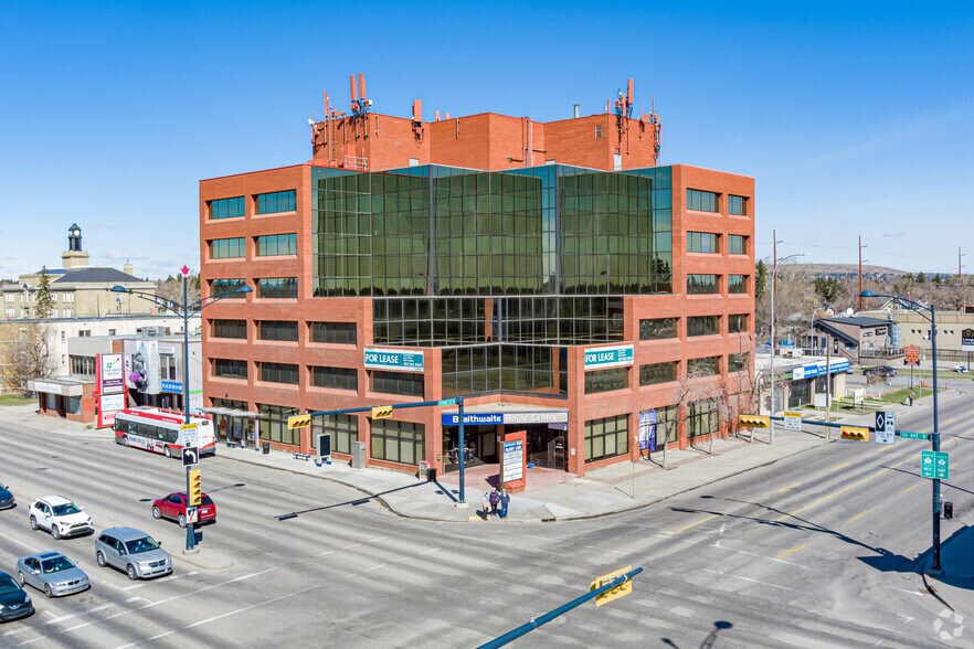 1701 Centre St NW, Calgary, AB à louer - Photo principale – Image 1 sur 6
