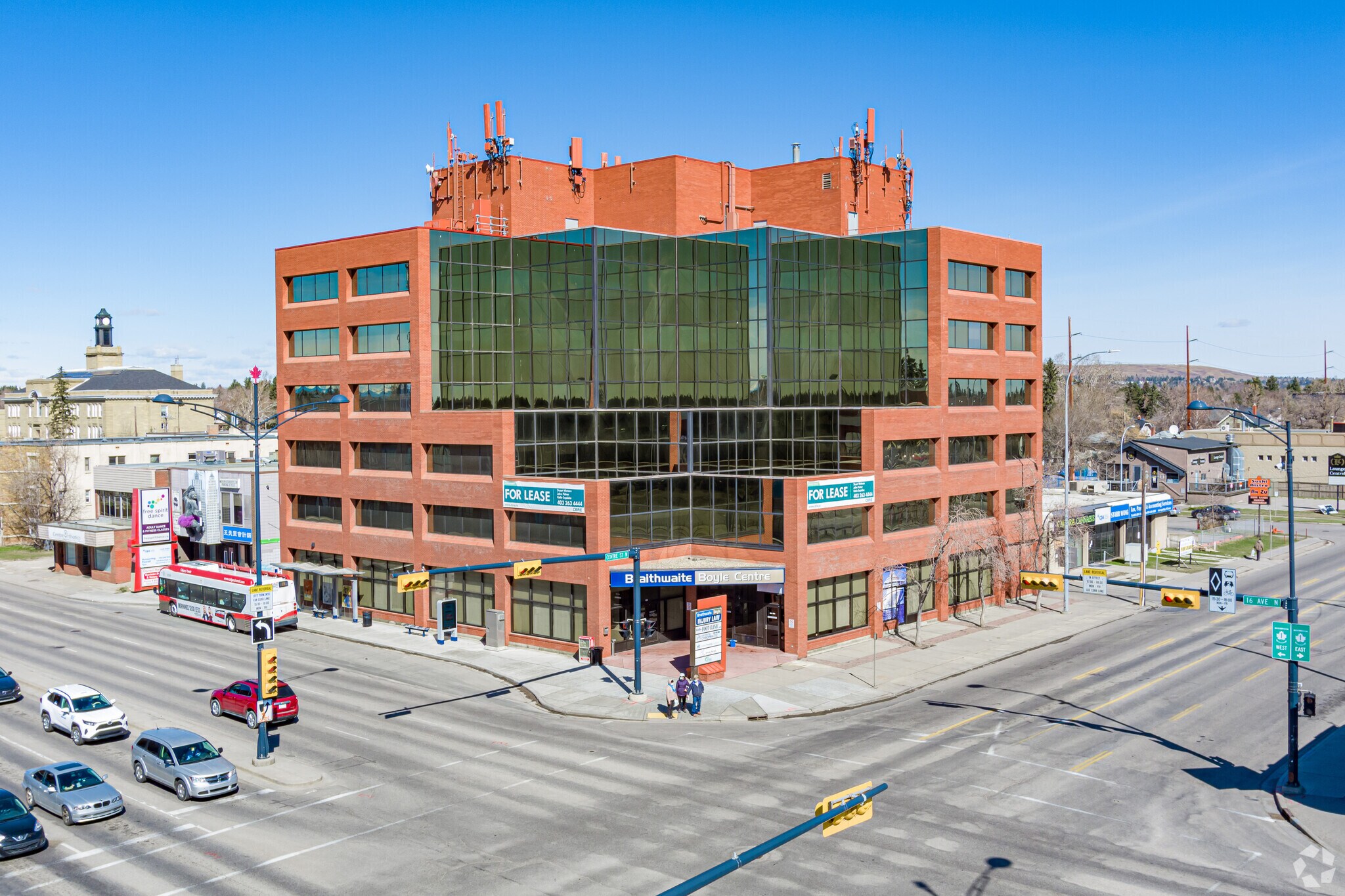 1701 Centre St NW, Calgary, AB à louer Photo principale– Image 1 sur 7