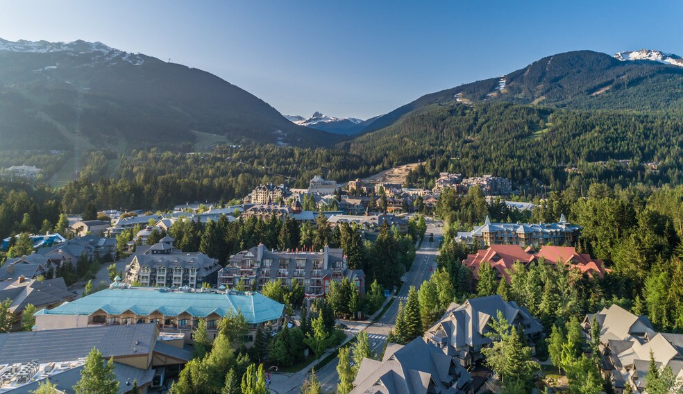 4368 Main St, Whistler, BC à vendre - Photo de l’immeuble – Image 2 sur 9