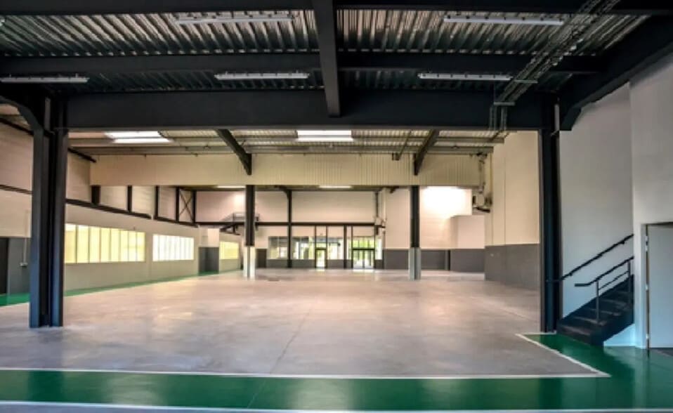 Local d'activités dans Rousset à vendre - Photo de l’immeuble – Image 2 sur 10