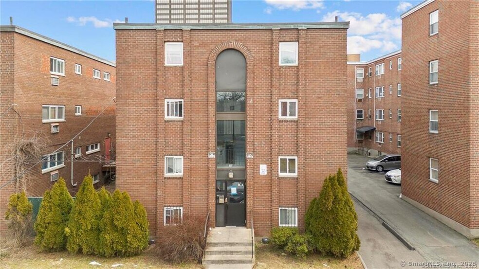 36 Huntington St, Hartford, CT à vendre - Photo de l’immeuble – Image 1 sur 17