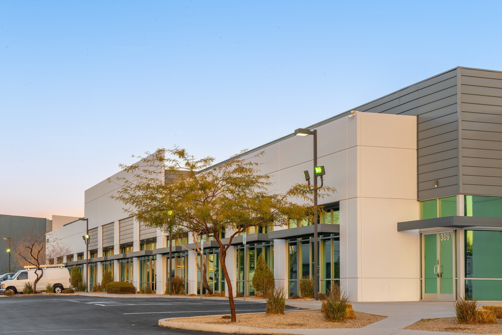 4345 N Corporate Center Dr, North Las Vegas, NV à louer Photo de l’immeuble– Image 1 sur 7