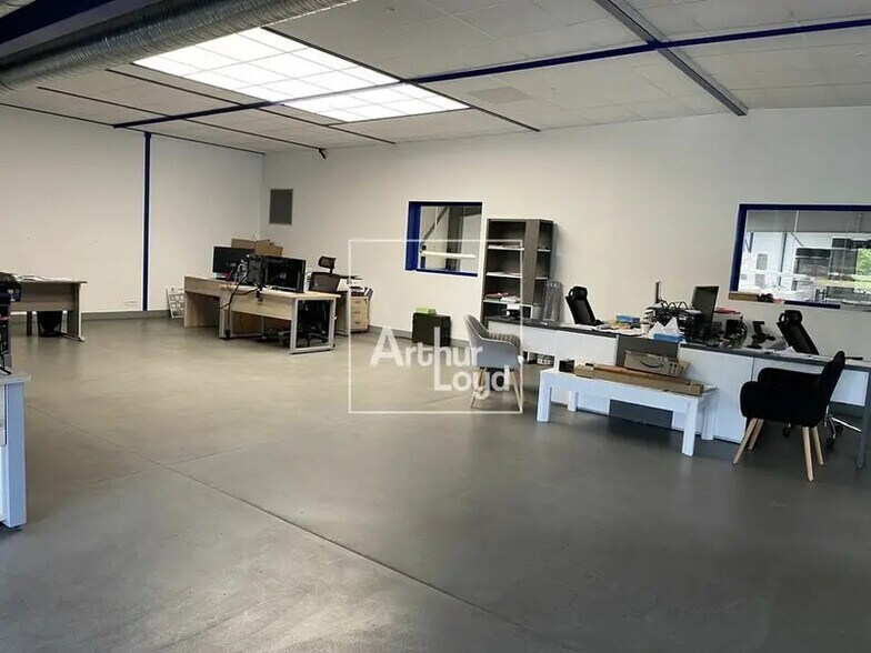 Local d’activités dans Grigny à louer - Photo de l’immeuble – Image 3 sur 5