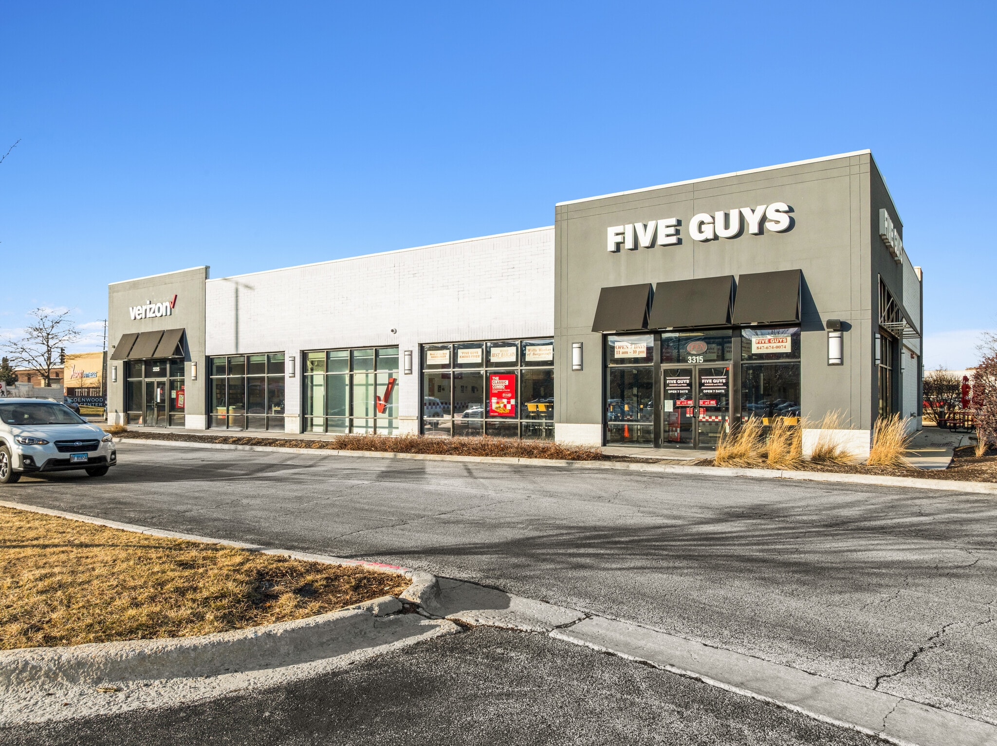 Lincolnwood Town Center Outlots portefeuille de 2 biens à vendre sur LoopNet.fr Photo principale– Image 1 sur 16