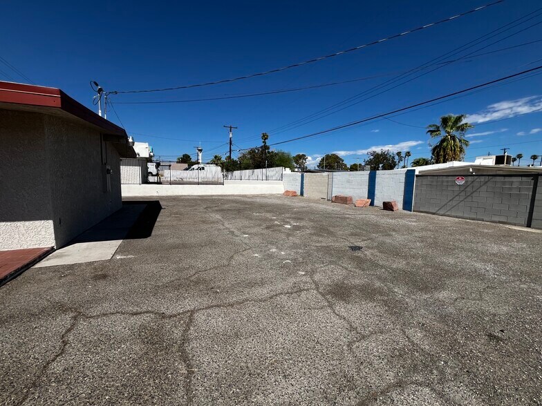 1610 E Sahara Ave, Las Vegas, NV à louer - Photo de l’immeuble – Image 2 sur 16