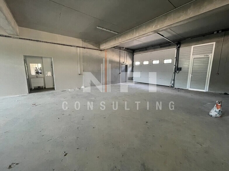 Local d’activités dans Valbonne à louer - Photo de l’immeuble – Image 1 sur 3