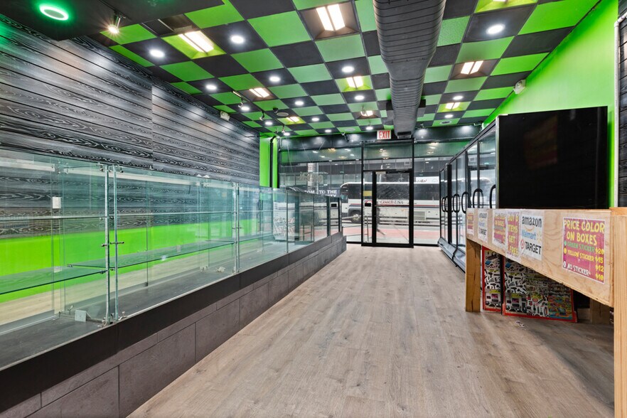 323 W 42nd St, New York, NY à louer - Photo de l’immeuble – Image 3 sur 6