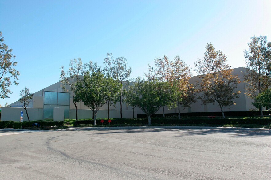 5 Pasteur, Irvine, CA à louer - Photo de l’immeuble – Image 1 sur 9