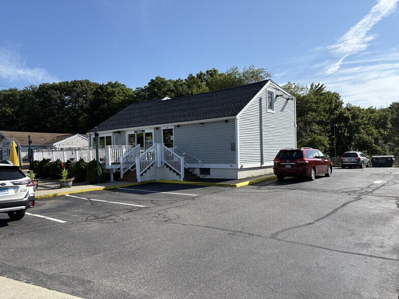 23 Chesterfield Rd, East Lyme, CT à louer - Photo de l’immeuble – Image 3 sur 10