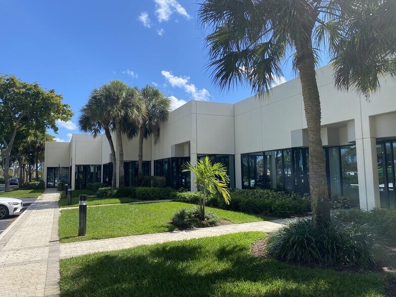 902 Clint Moore Rd, Boca Raton, FL à louer - Photo de l’immeuble – Image 2 sur 14