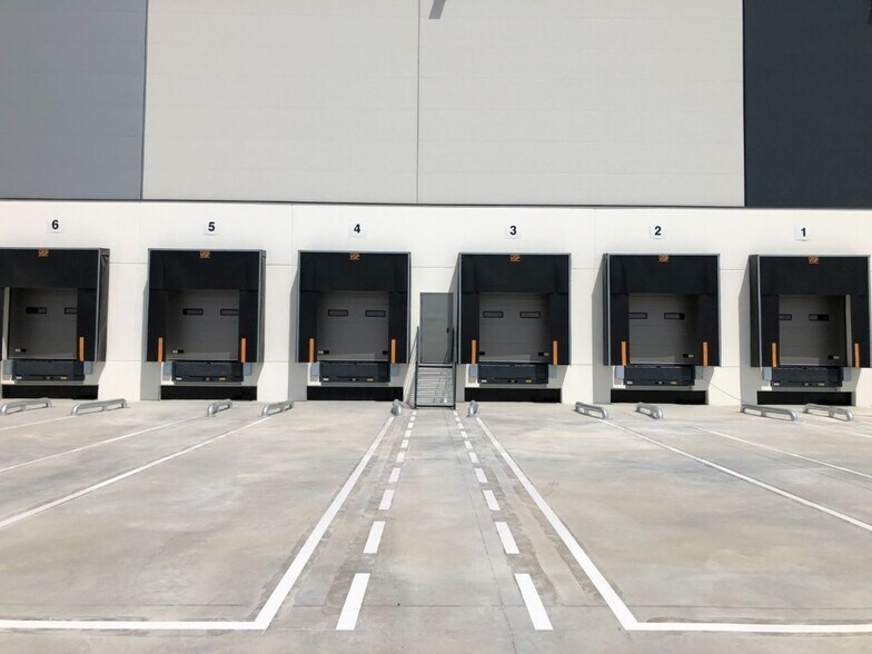 Industriel/Logistique dans Dos Hermanas à louer - Photo de l’immeuble – Image 2 sur 10