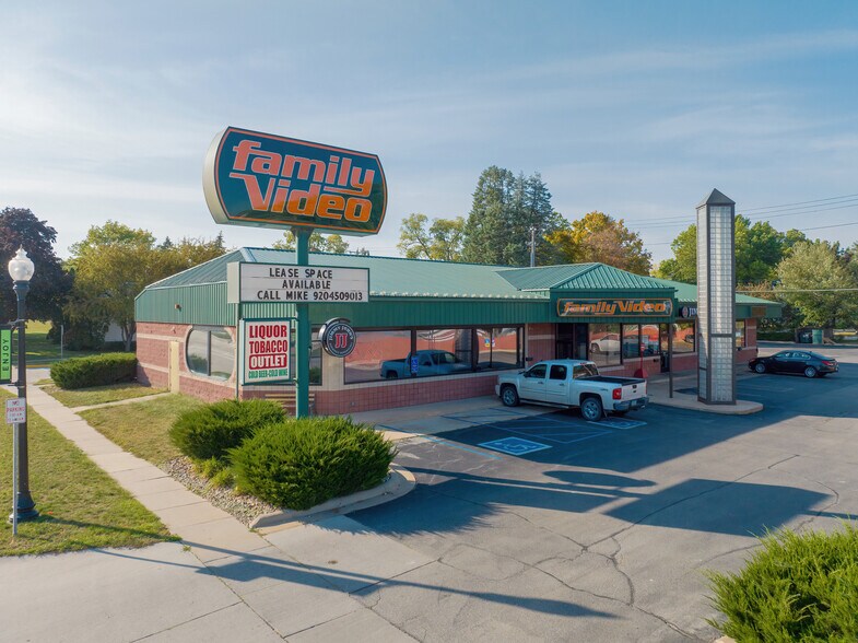 620 W Bremer Ave, Waverly, IA à louer - Photo de l’immeuble – Image 1 sur 5