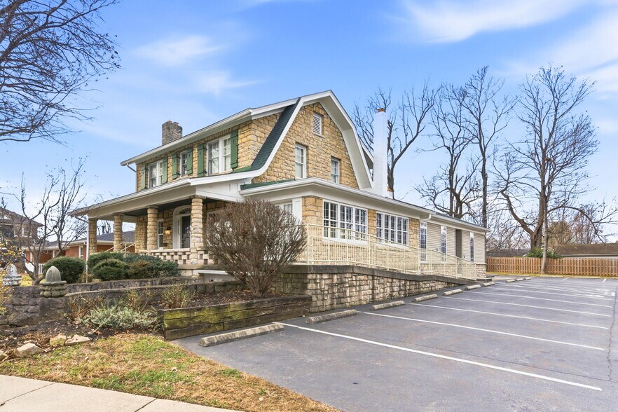 3208 College Dr, Louisville, KY à vendre - Photo de l’immeuble – Image 2 sur 90