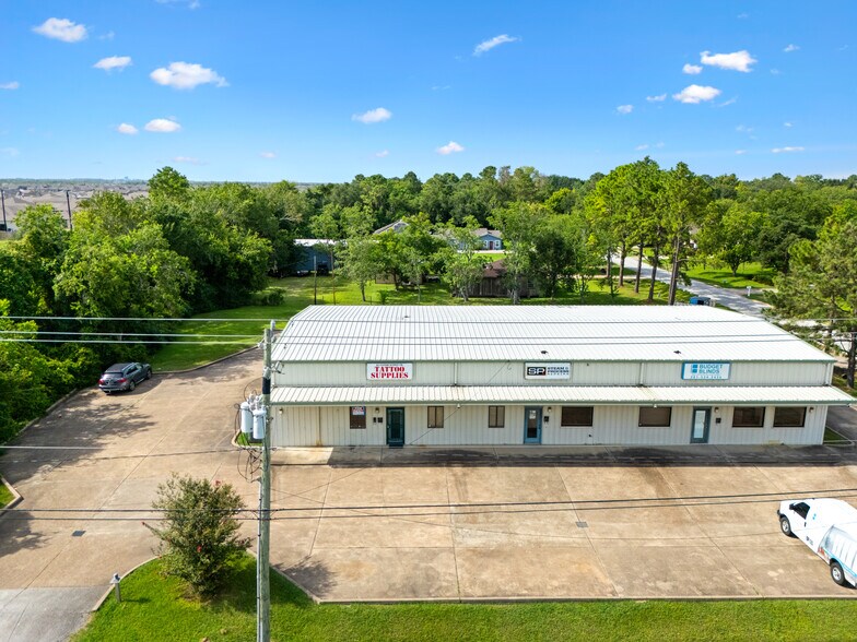 8019 FM 517 Rd W, Dickinson, TX à louer - Photo de l’immeuble – Image 3 sur 16