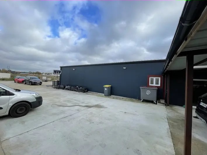 Local d'activités dans Saint-Germain-Laval à vendre Photo de l’immeuble– Image 1 sur 5