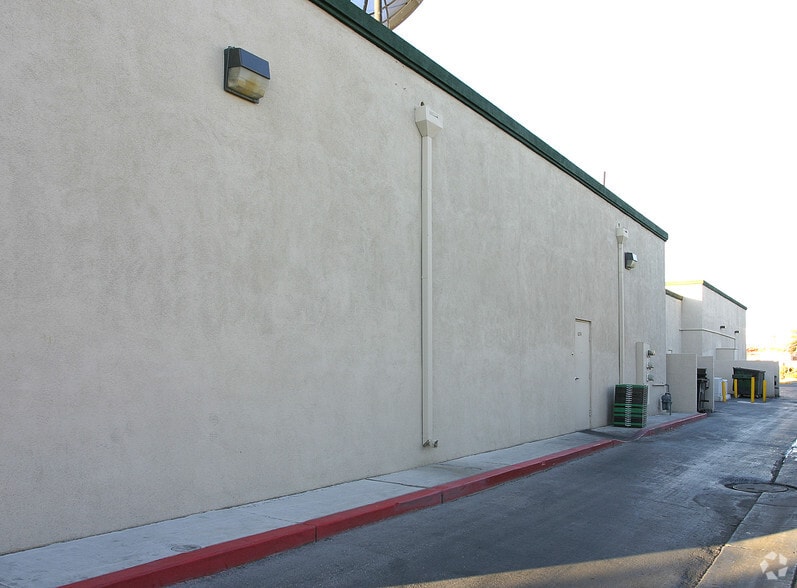 6370-6390 W Lake Mead Blvd, Las Vegas, NV à louer - Photo de l’immeuble – Image 3 sur 5