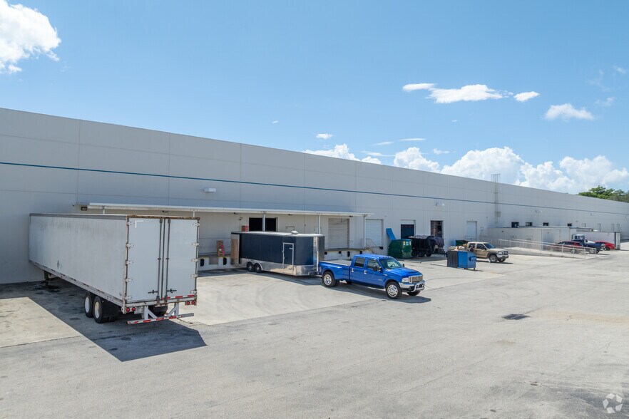 3201-3237 Commerce Pky, Miramar, FL à louer - Photo de l’immeuble – Image 3 sur 5