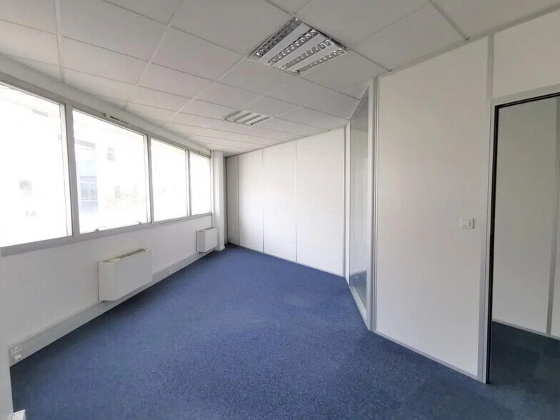 13 Rue Edison, Bron à vendre - Photo de l’immeuble – Image 3 sur 6