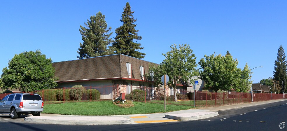 3060 Laurelhurst Dr, Rancho Cordova, CA à vendre - Photo principale – Image 1 sur 88