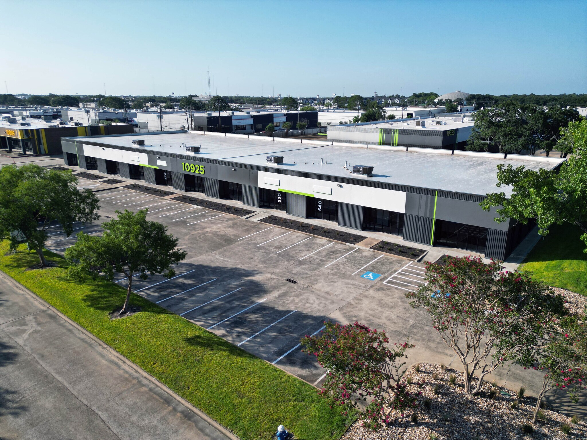 10325 Landsbury Dr, Houston, TX à louer Photo de l’immeuble– Image 1 sur 2