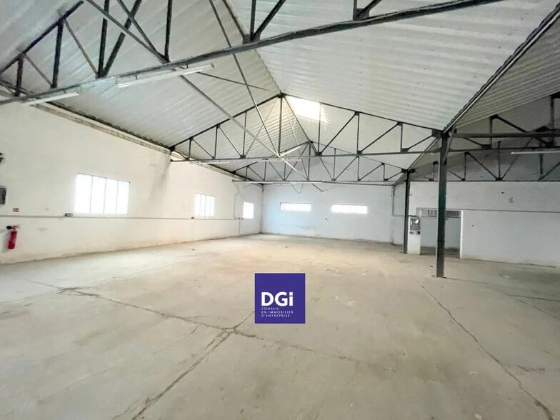 Local d’activités dans Garons à louer - Photo de l’immeuble – Image 2 sur 5