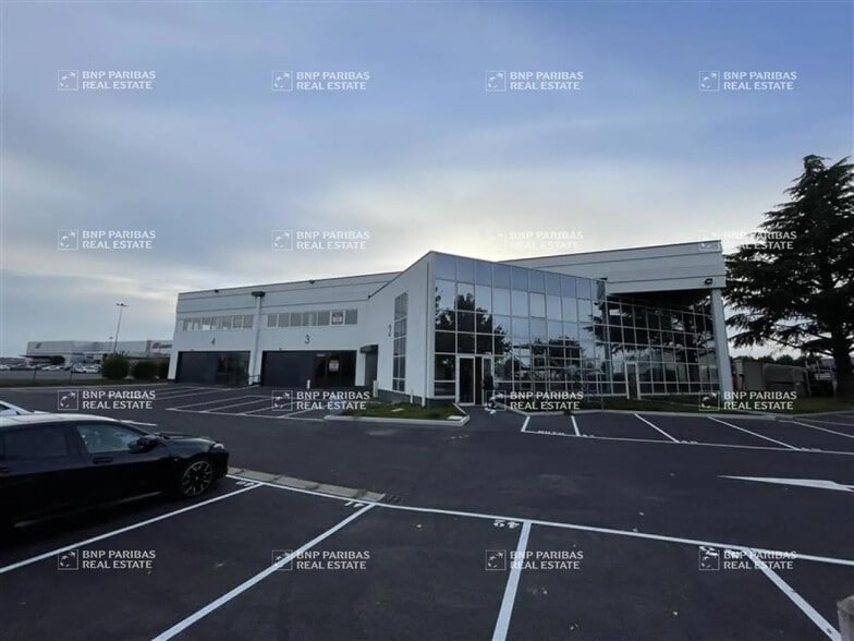 Local d'activités dans Fontenay-Trésigny à vendre - Photo de l’immeuble – Image 2 sur 4