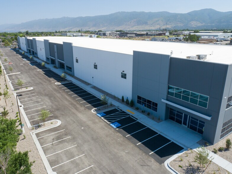 1376 W 2600 S, Woods Cross, UT à louer - Photo de l’immeuble – Image 3 sur 12