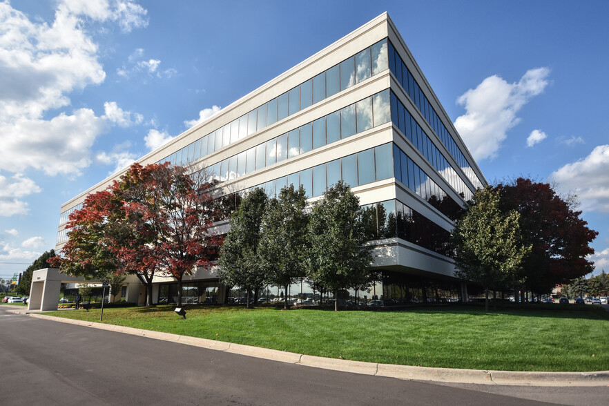 17197 N Laurel Park Dr, Livonia, MI à louer - Photo de l’immeuble – Image 1 sur 12