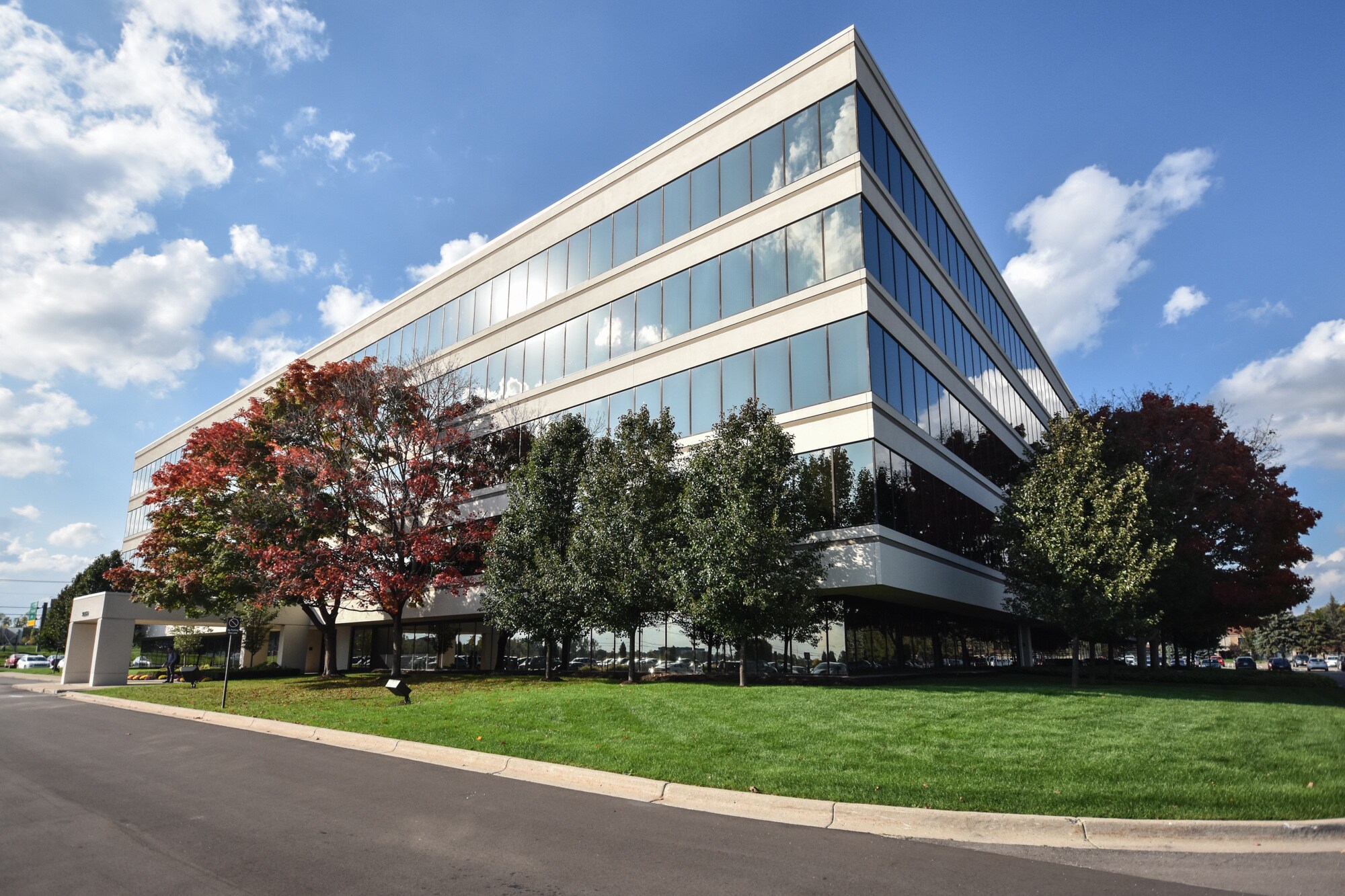 17197 N Laurel Park Dr, Livonia, MI à louer Photo principale– Image 1 sur 13