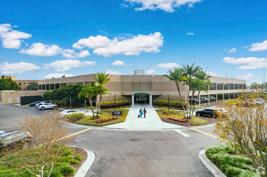 4401 N Himes Ave, Tampa, FL à louer - Photo de l’immeuble – Image 2 sur 7
