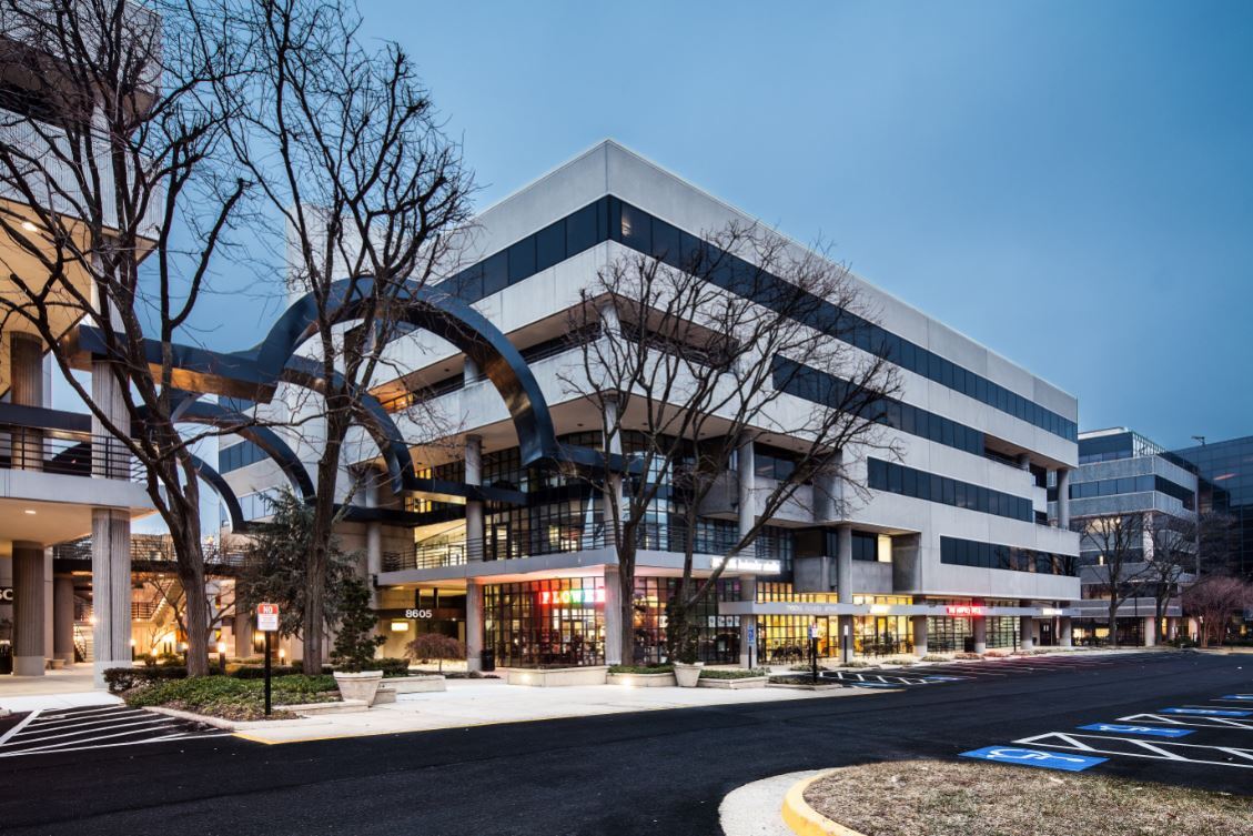 8605 Westwood Center Dr, Vienna, VA à louer Photo principale– Image 1 sur 9