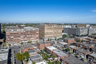 215-235 St Chabanel O, Montréal, QC - VUE AÉRIENNE  vue de carte